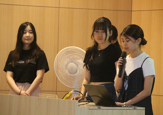 日本の難民の受け入れ状況などを説明する名城大の学生ら＝東区の名城大ナゴヤドーム前キャンパスで